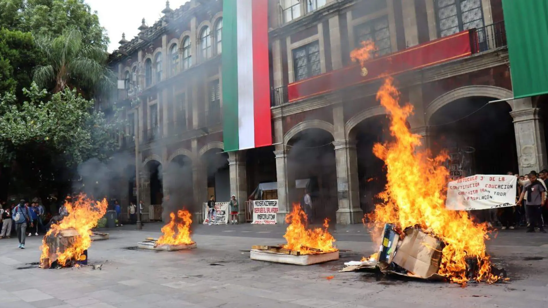 fuego-palacio-gobierno-protesta-estudiantes-amilcingo (1)